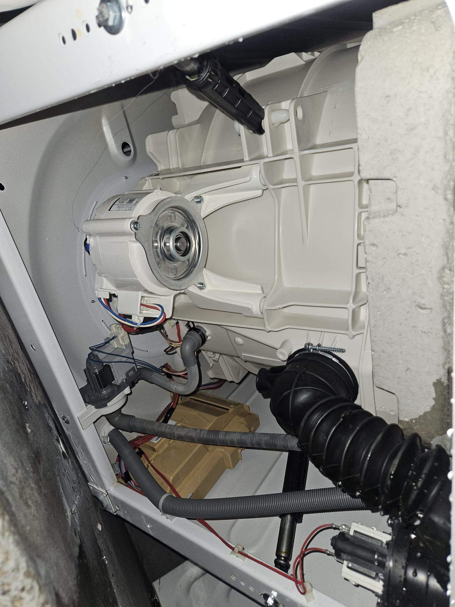 Kann Man Caps In Die Waschmaschine Tun Aus meiner Waschmaschine schwämmt das Wasser unten raus. Unterhalb ist