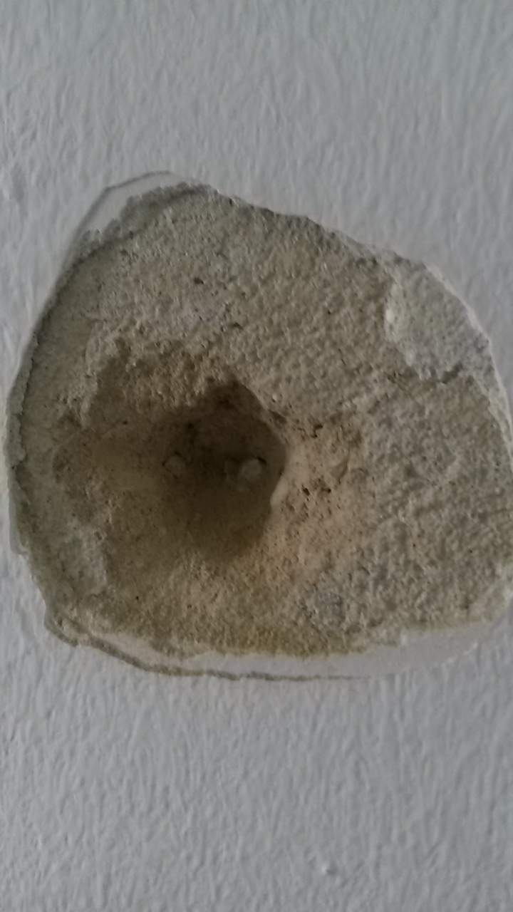 Aus welche Baustoff ist diese Wand und welche Dübel brauche ich