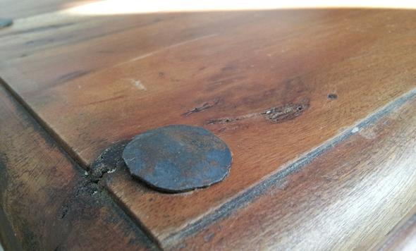Tischplatte Detailansicht mit Niete - (Alter, Möbel, Holz)