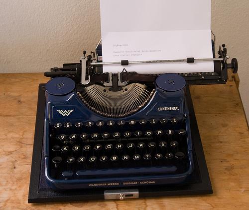 Eine gemeinte Schreibmaschine - (Material, Schreibmaschine)