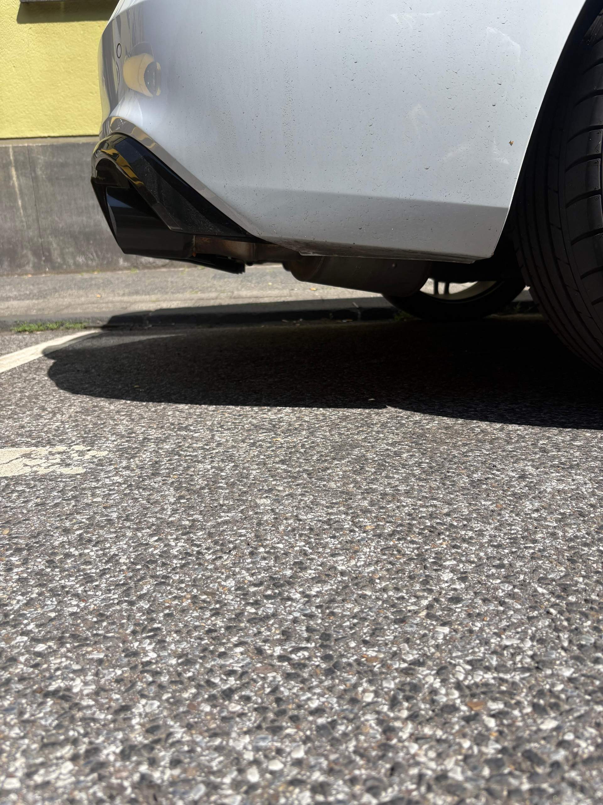 Auspuffanlage sichtbar ist das normal? (Motor, Werkstatt, Auspuff)