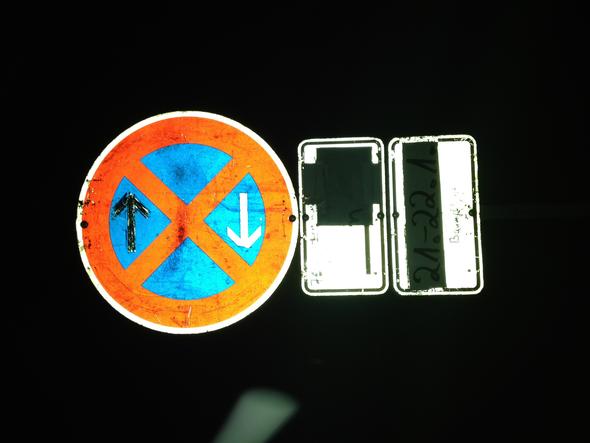 Schild mit übermaltem Pfeil und Aufkleber  - (Auto, abschleppen, Verkehrsschilder)