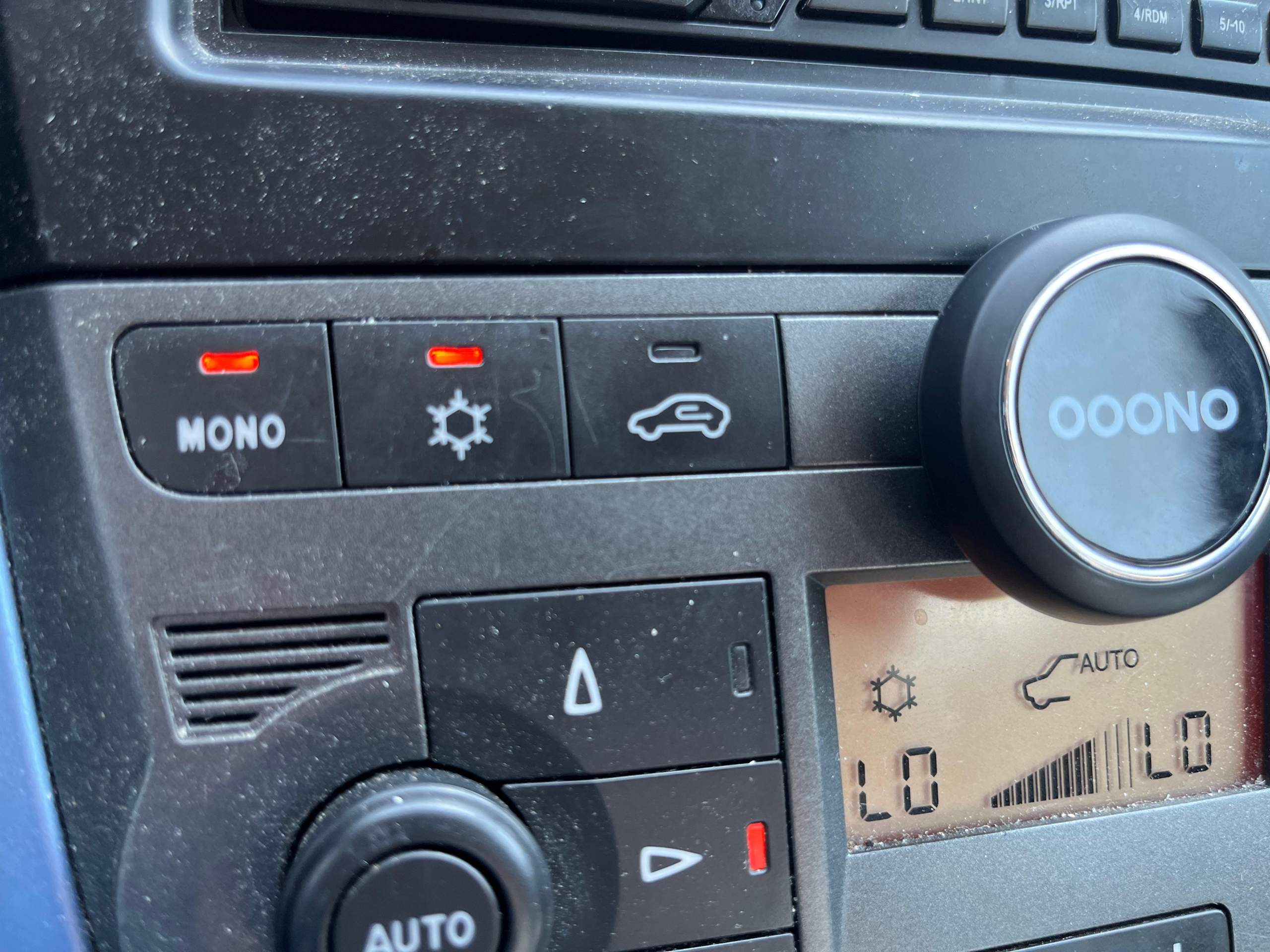 Auto Klimaanlage: Muss ich dieses Teil neben dem Knopf wo ein Schnee  abzubilden ist auch einschalten? (Autofahren)