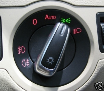 Nahaufnahme der lichtsteuerung im auto-scheinwerferschalter