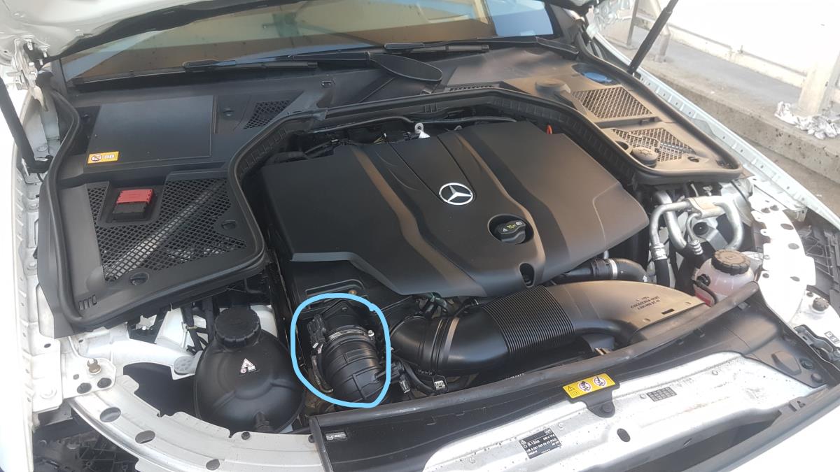 Auto macht komische Geräusche im Motorraum? Wie heißt das markierte "Ding"? (Mercedes Benz) Auto macht komische Geräusche im Motorraum? Wie heißt das markierte "Ding"? (Mercedes Benz)