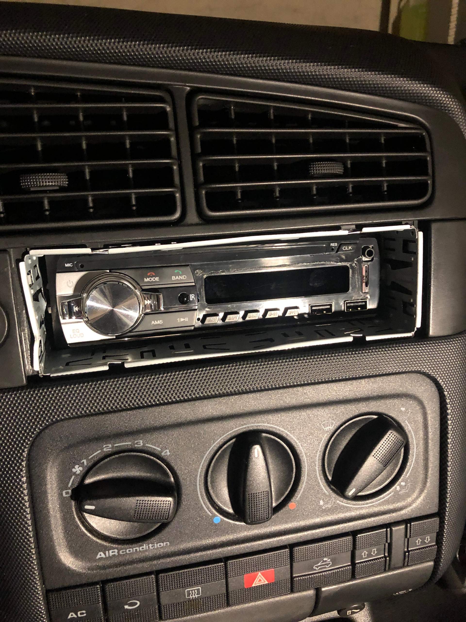 Entriegelungshaken für VW-Radios im Eigenbau 