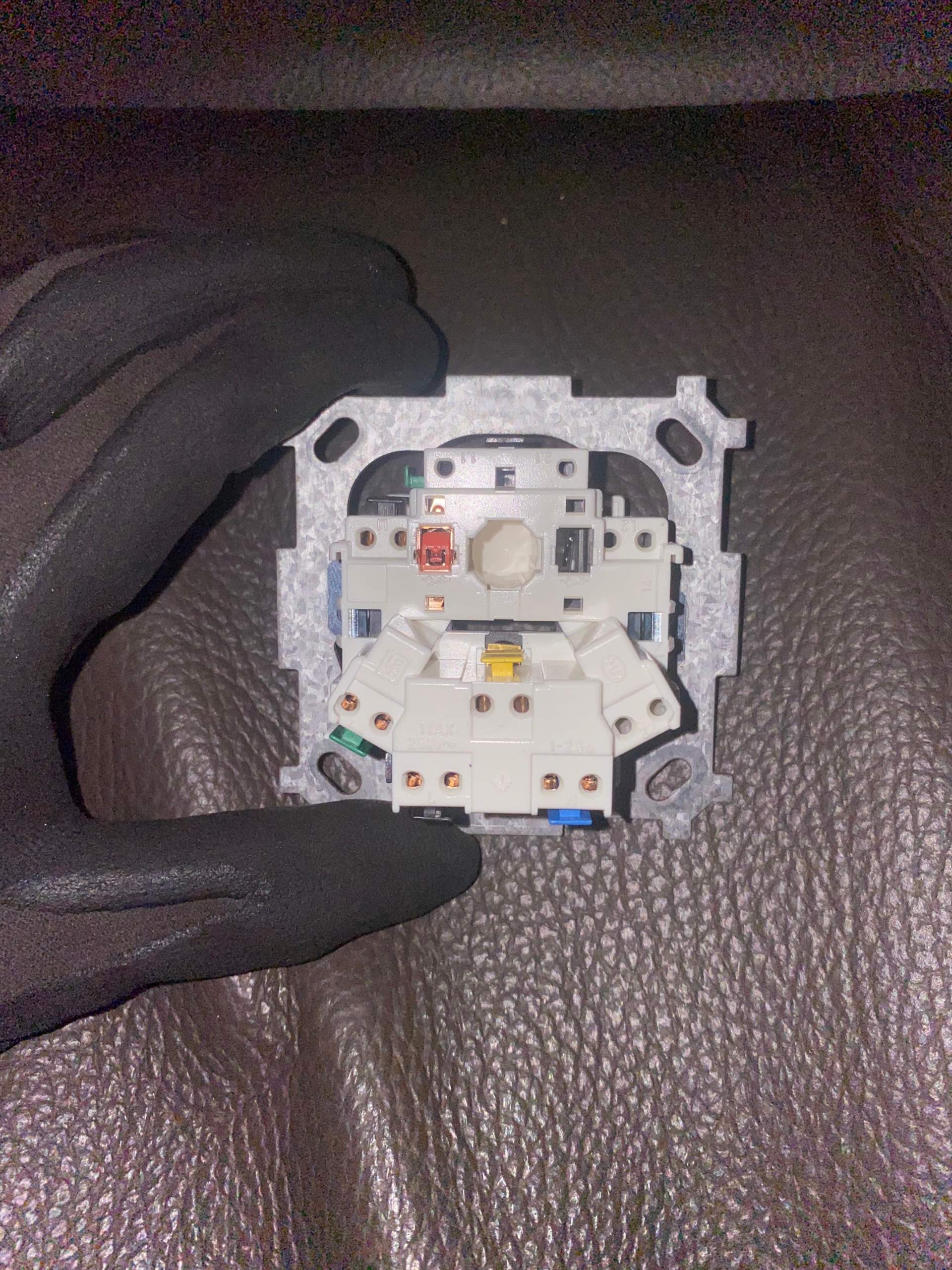 Badezimmer Licht geht nicht mehr aus nach Lichtschalter Wechsel? (Strom, Elektrik)
