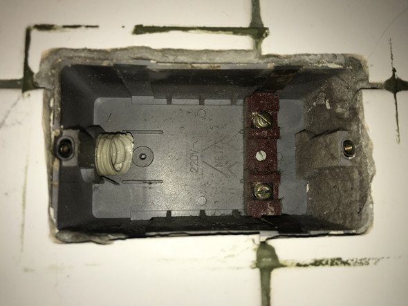 Steckdosenflunsch oder wie man das nennt - (Strom, Badezimmer, Steckdose)