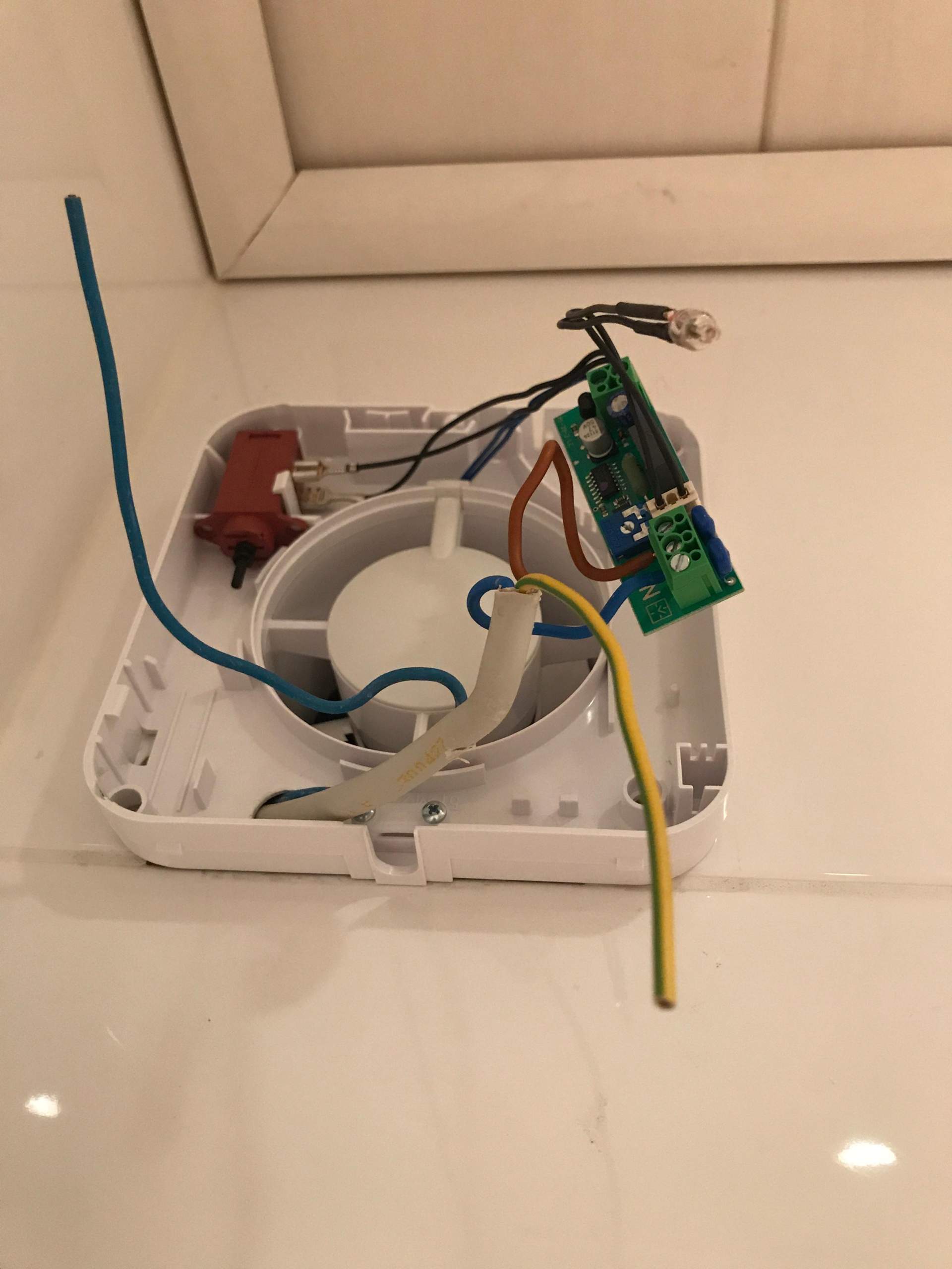 Badlüfter funktioniert nicht? (Technik, Elektrik, Elektrotechnik)