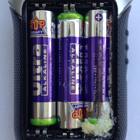 Hier zusehen die Drei Batterien im Walki Talki, vermutlich linke und Mitte - (Physik, Chemie, kaputt)