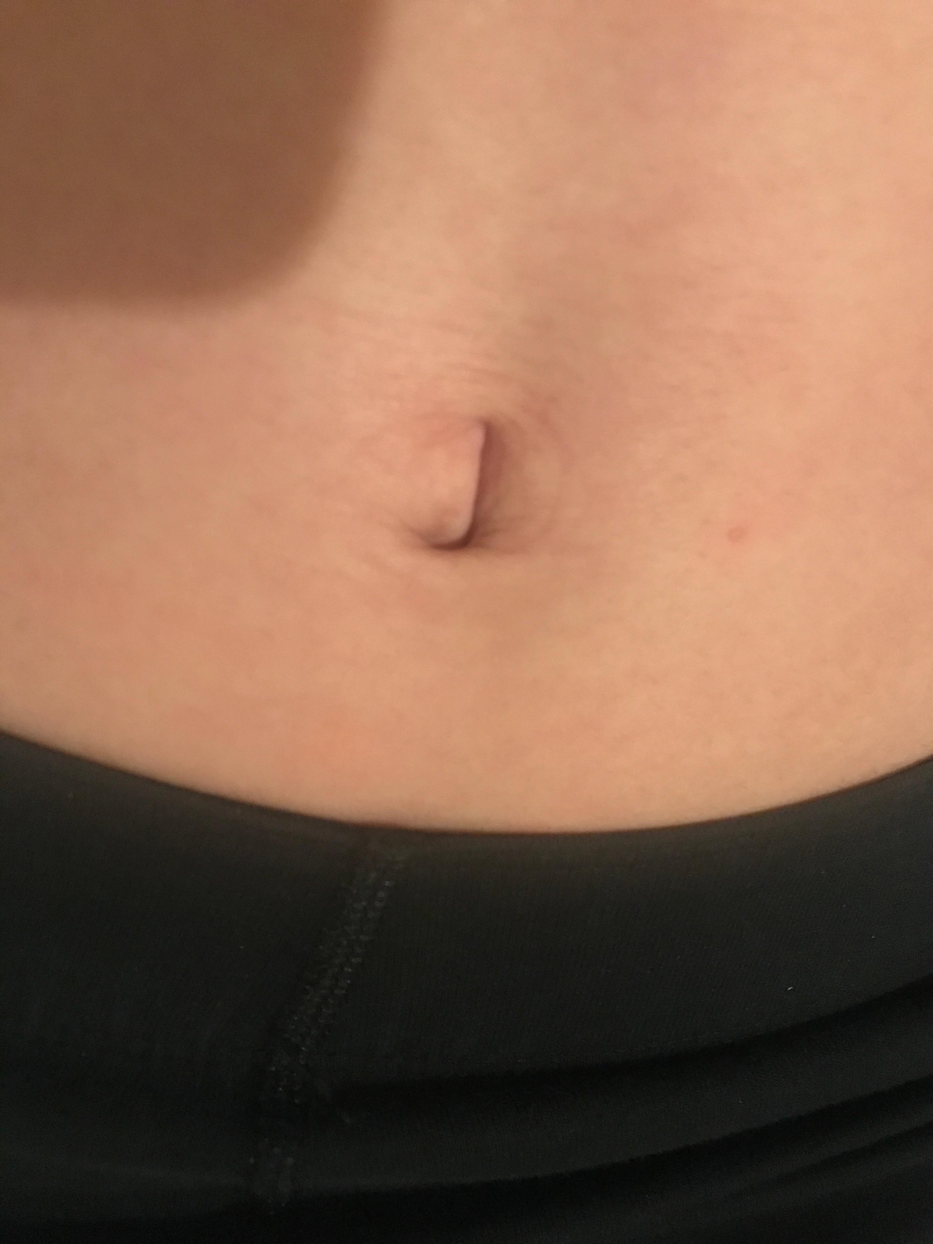 Bauchnabelpiercing mit einem außen stehen Bauchnabel?