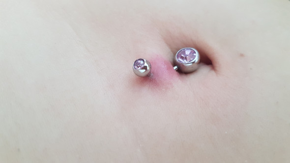  - (Gesundheit und Medizin, Piercing, Bauchnabel)