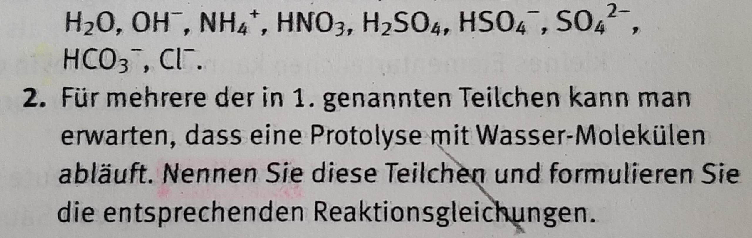 Bedingung für eine Protolyse mit Wasser? (Schule, Chemie)