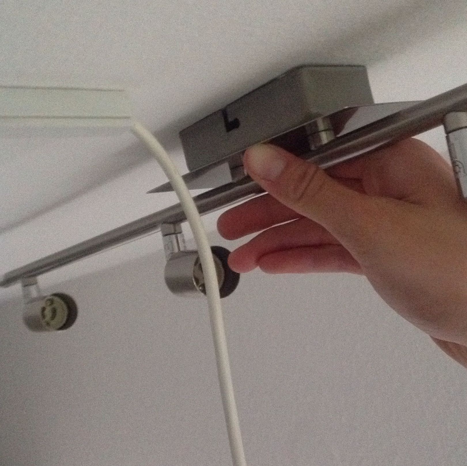 Befestigen einer Deckenleuchte bei seitlichem Kabelzugang. (Elektronik