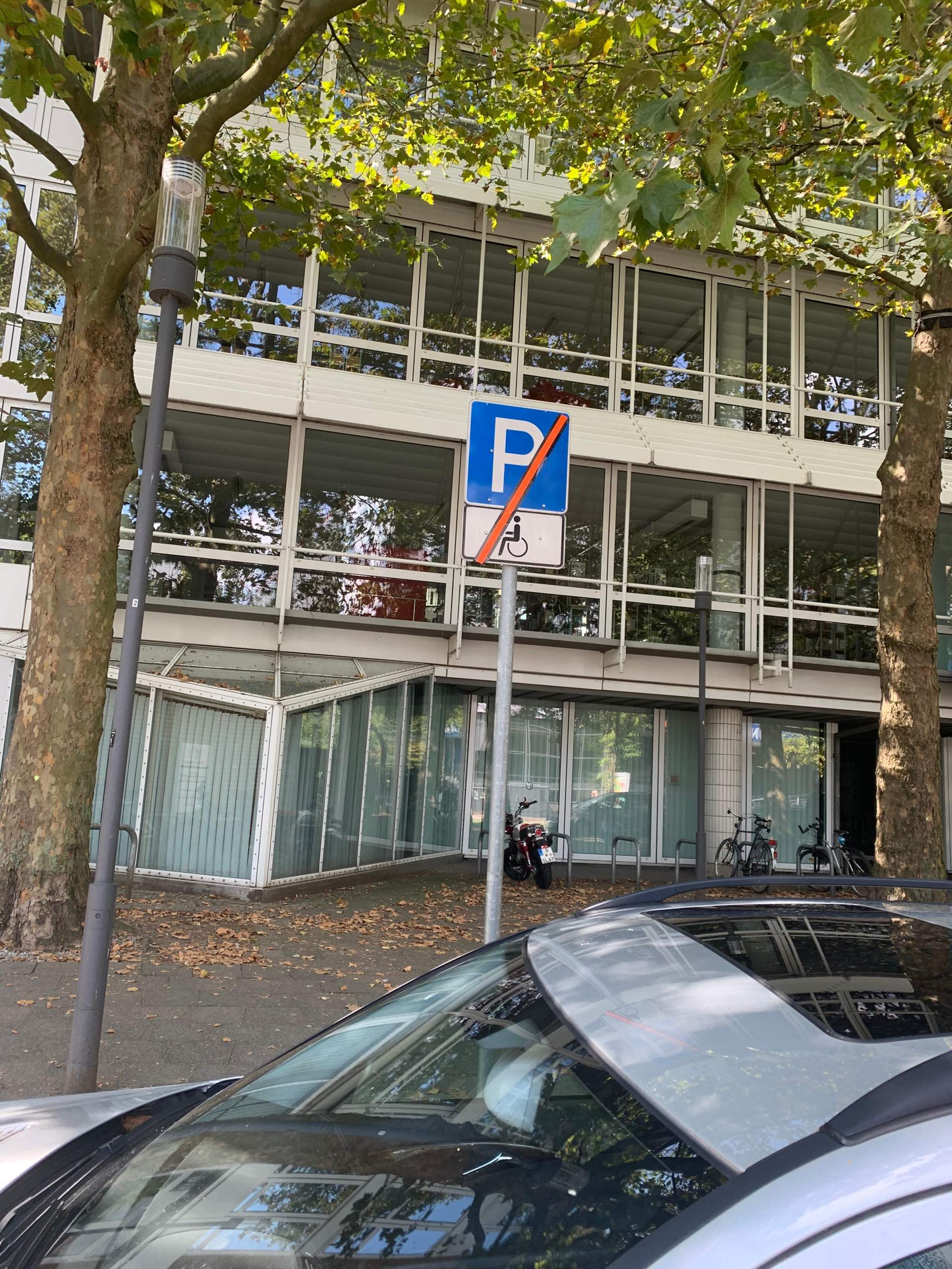 Parken mit dem blauen EUParkausweis Muss der Halter des Pkw auch Inhaber des Ausweises sein