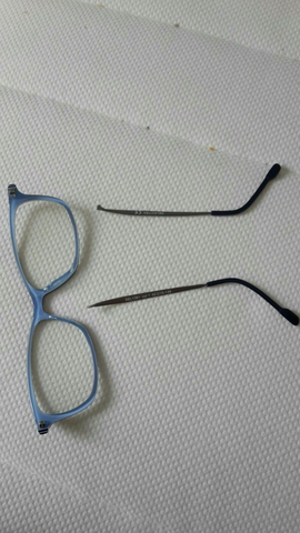 da sieht man dass die beiden brillenbügel abgebrochen sind. - (Brille, sehen, Optiker)