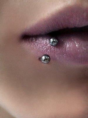 seitliches Lippenpiercing - (Piercing, Lippe, seitlich)