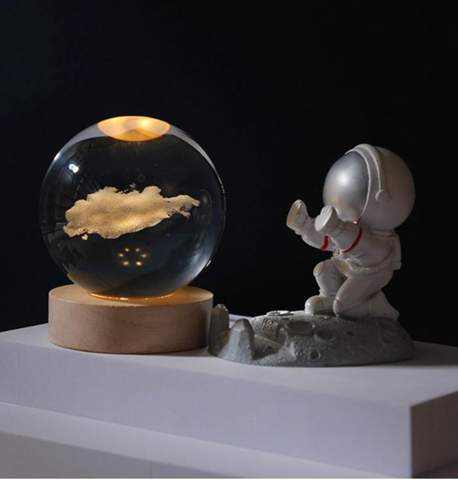 Betet der Astronaut die Wolke an oder was soll das darstellen?