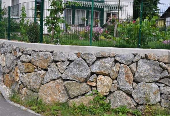 Betonfundament auf Natursteinmauer, BITTE um Hilfe?