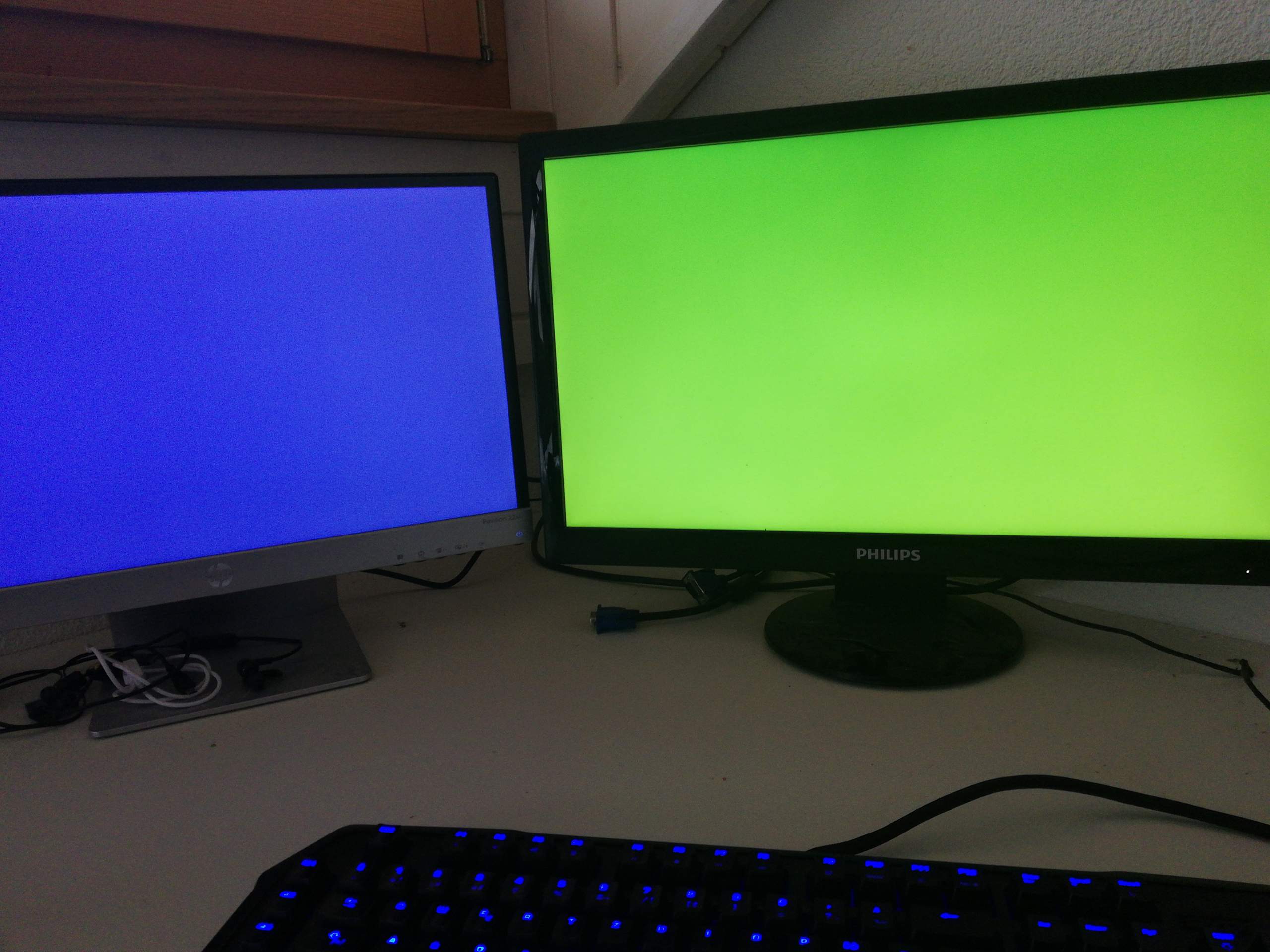 Bildschirme werden plötzlich blau grun was tun? (PC, Windows, Monitor)