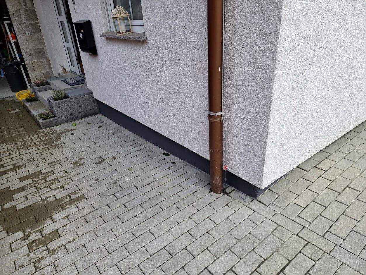Bis zur Haus und Garagenwand Gepflastert (Feuchtigkeit)(schlecht