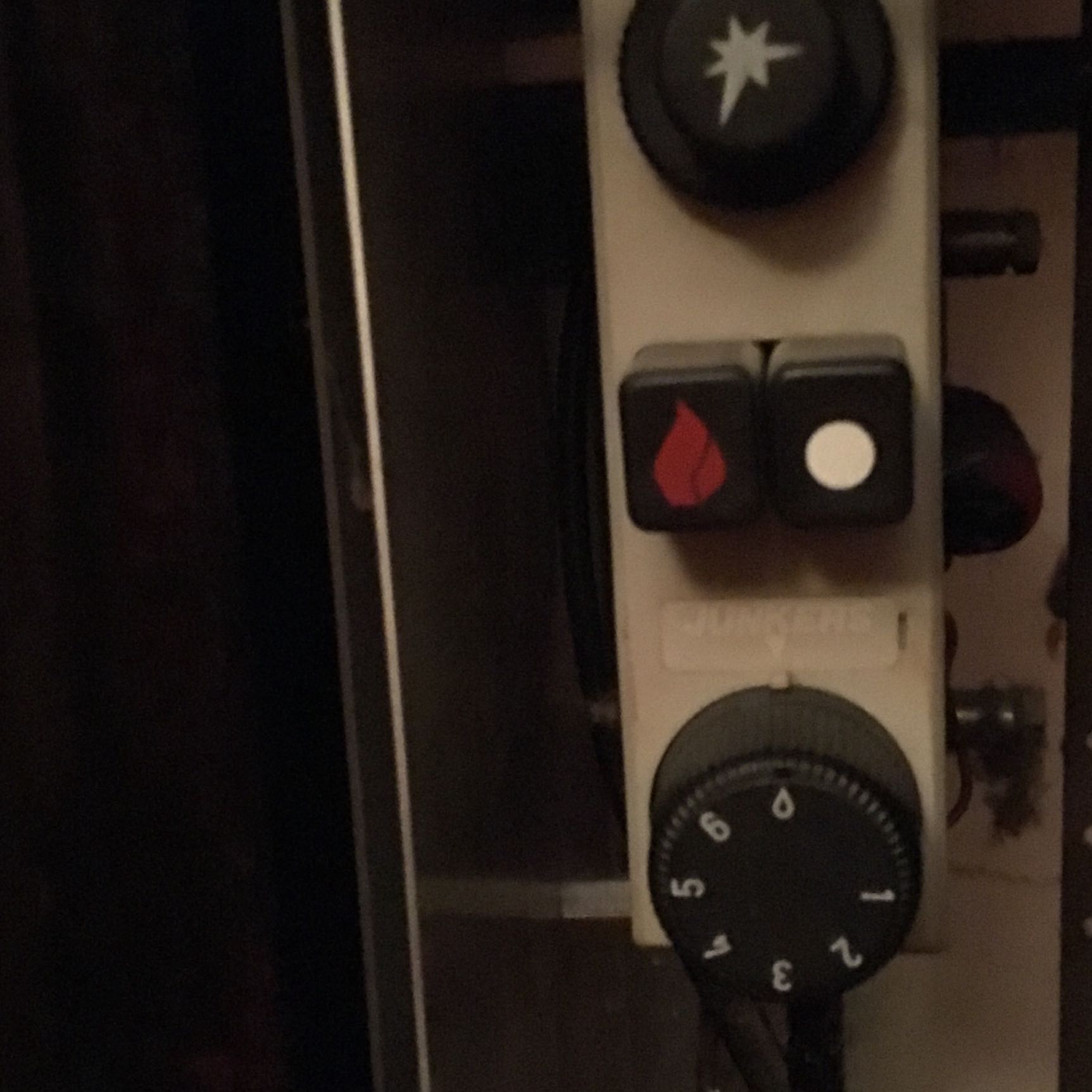 Bitte wie schalte ich diese zwei GasHeizkörper (Bilder) ein? (Gasheizung, einschalten)