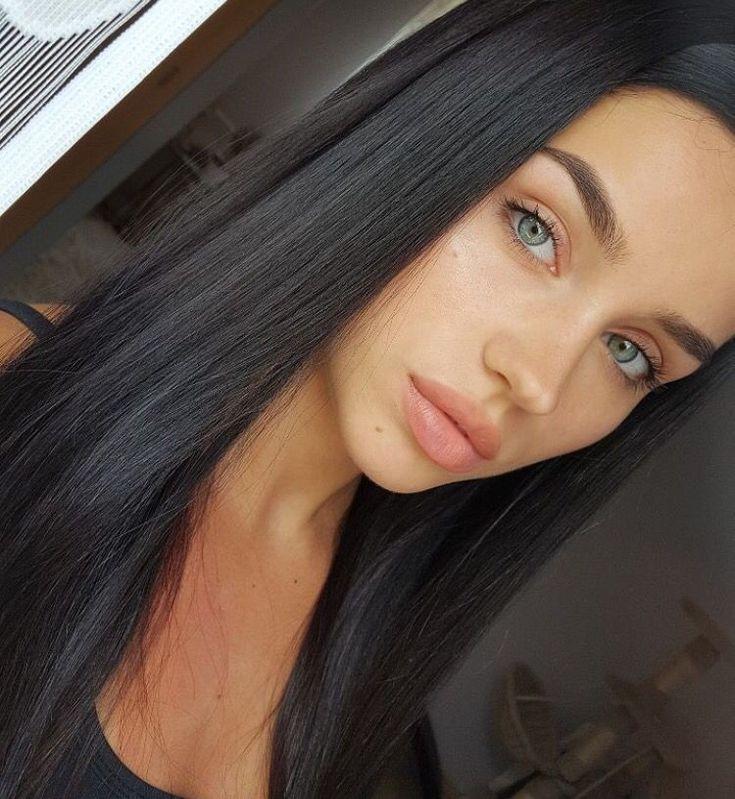 Mädchen Schwarze Haare Blaue Augen