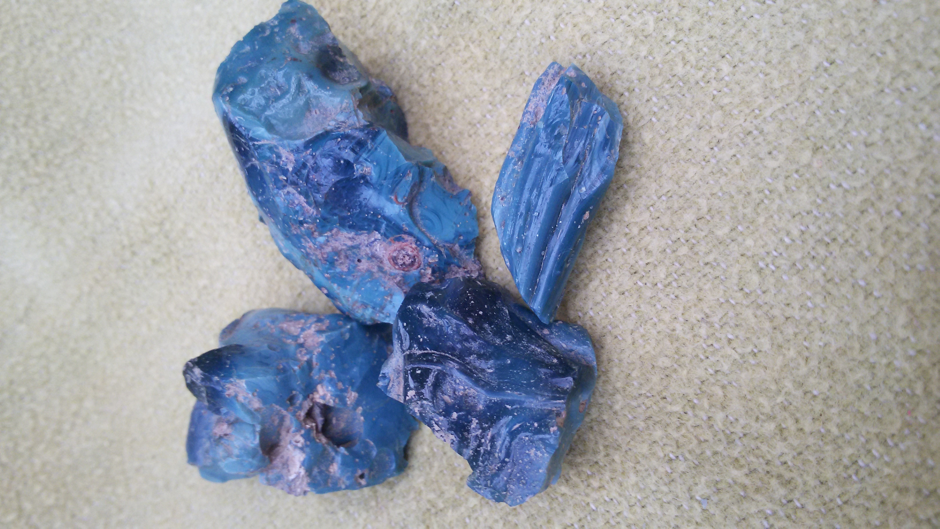 blaue steine im feld gefunden (minerale)