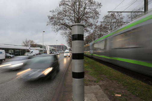 Blitzen Blitzersaulen Mit 3 Schwarzen Streifen Auch Von Hinten Kamera Motorrad Blitzer