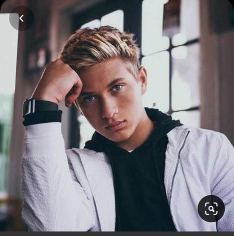 - (Friseur, Haare färben, blonde Haare)