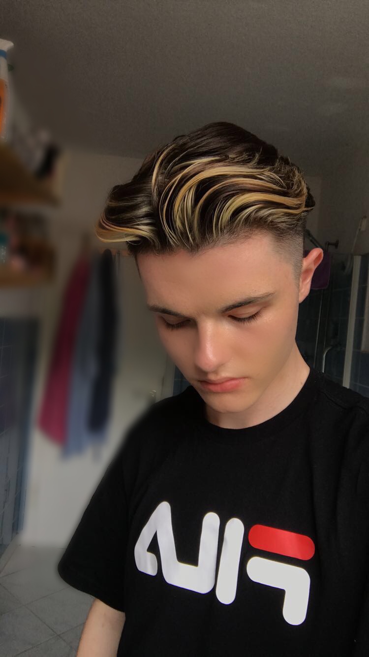 Blonde Strahnen Jungs Style Frisur