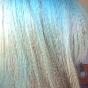 Es ist in Wirklichkeit mehr blau als blond  - (Haare, Friseur, Drogerie)
