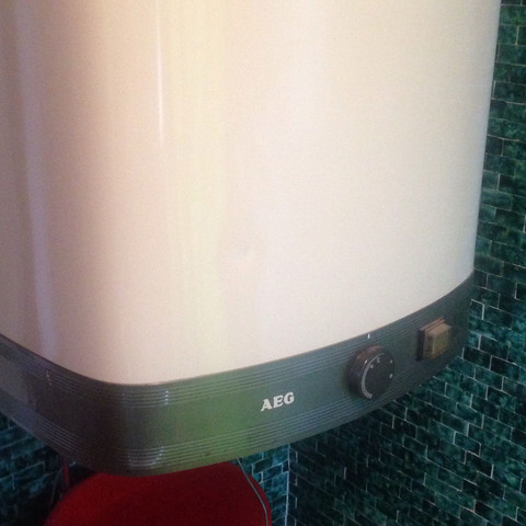 Boiler Im Bad Anschalten Badezimmer Warmes Wasser