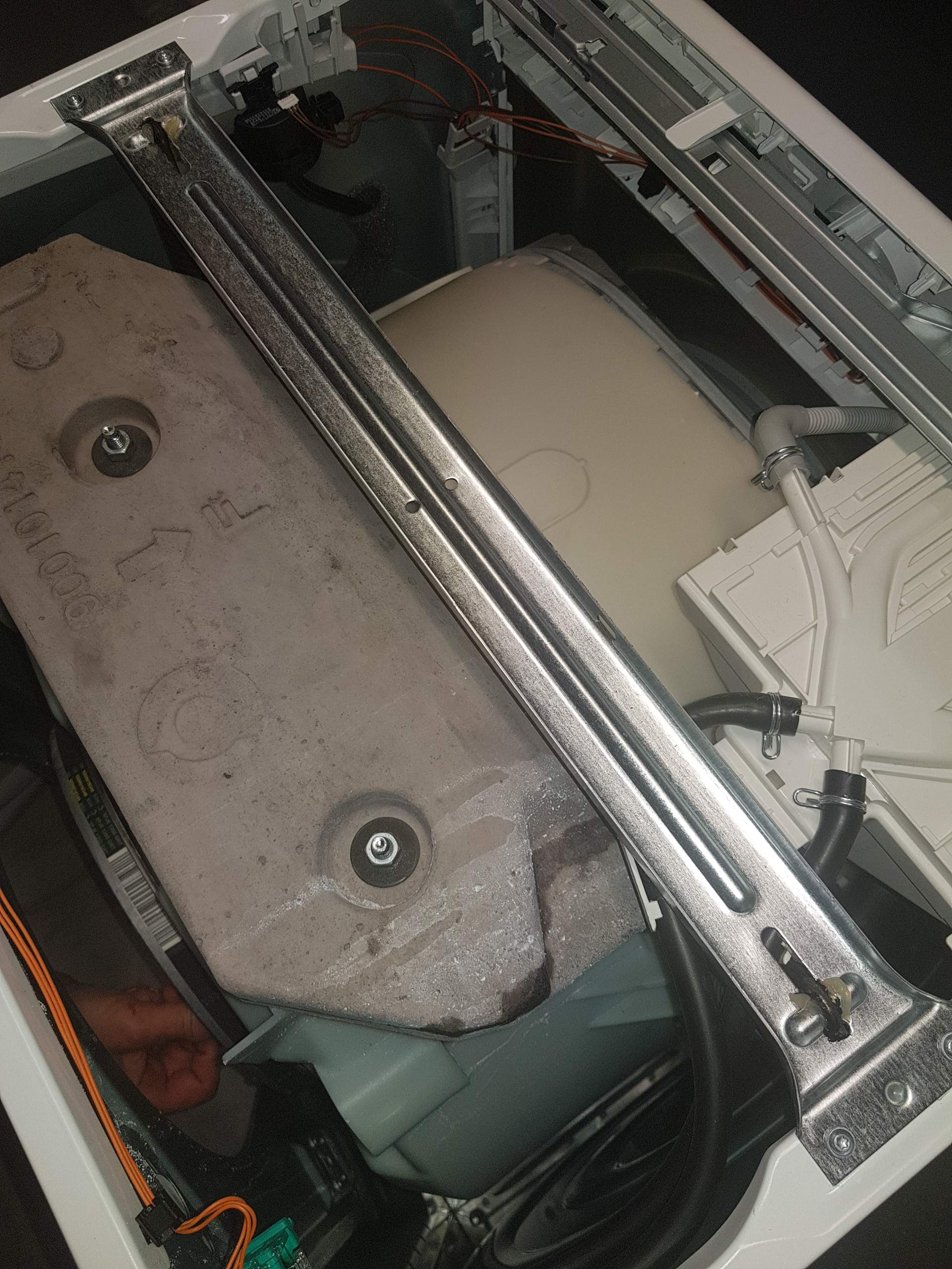 Bosch Waschmaschine (Teil hängt zwischen Trommel und Gehäuse)? (Technik, Technologie)