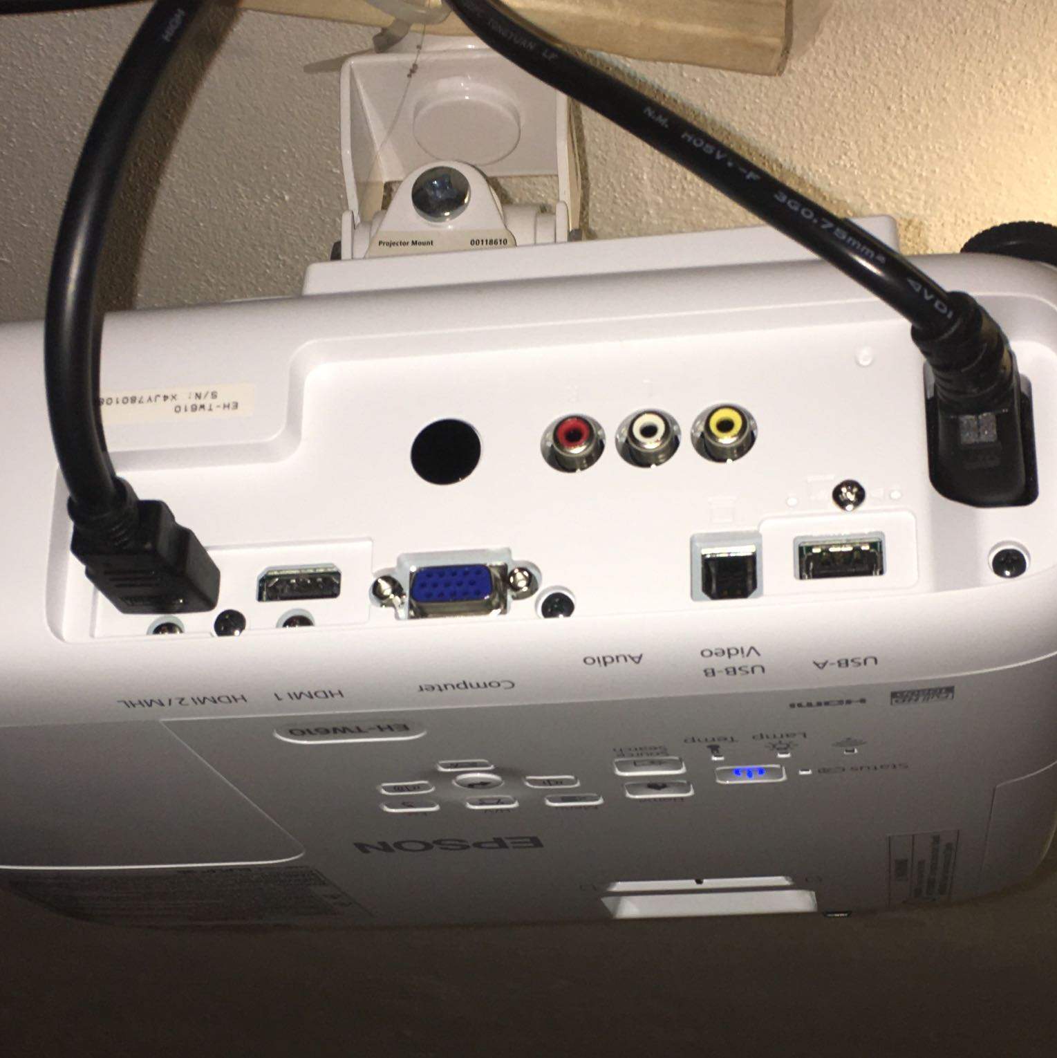 Boxen an Beamer anschließen? (Computer, Technik, Technologie)