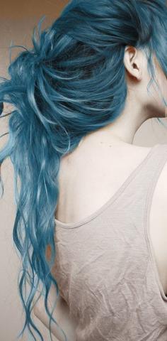 Braune Haare blau tönen (Blondierung, Rosa)  width=