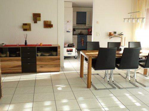 Braune Ledercouch und Nussbaum-Möbel - welche Wandfarbe passt? (Farbe