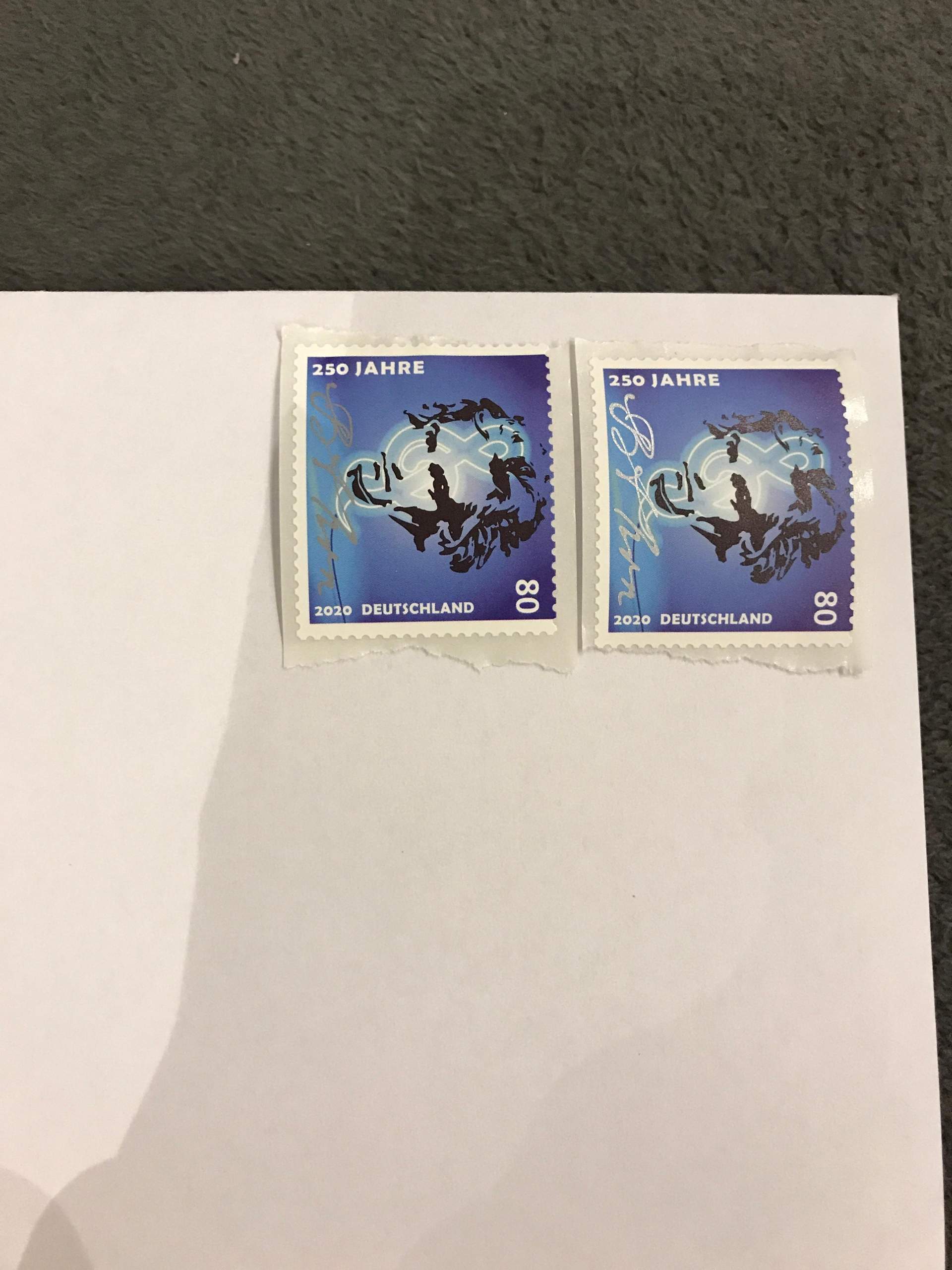 Aufkleben briefmarke richtig Wo Briefmarke