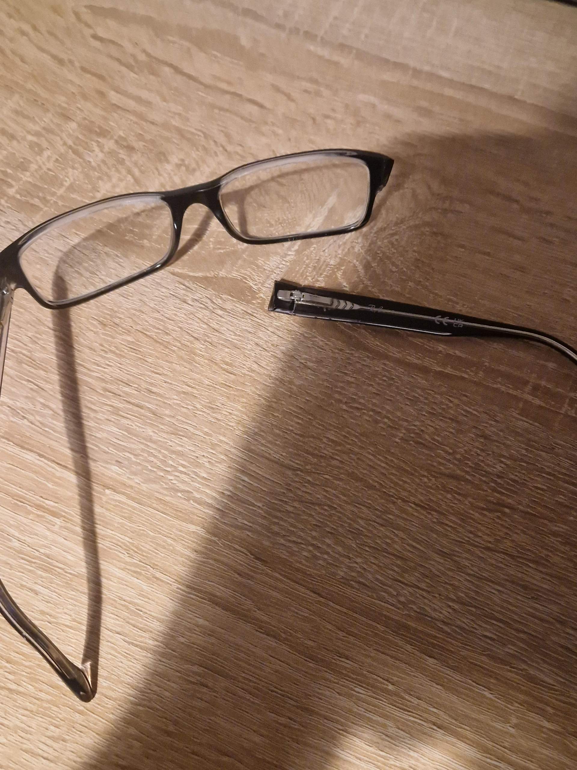 Brillenbügel abgebrochen? (kaputt, Brille)