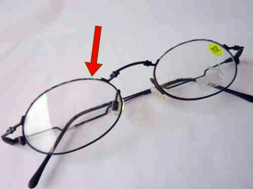 BEISPIEL-Brillenbild mit Bruchstelle (Pfeil) - (Technik, Internet, Reparatur)