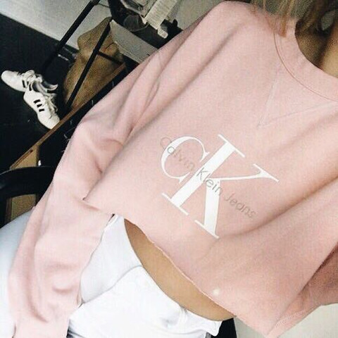 Dieser Pullover in rosa mit weisser Schrift. - (Marke, Pullover, Calvin Klein)