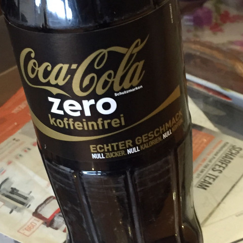 Die Cola(dort steht null Kalorien, Null Zucker, null Koffein)
 - (Körper, Sixpack, Cola)