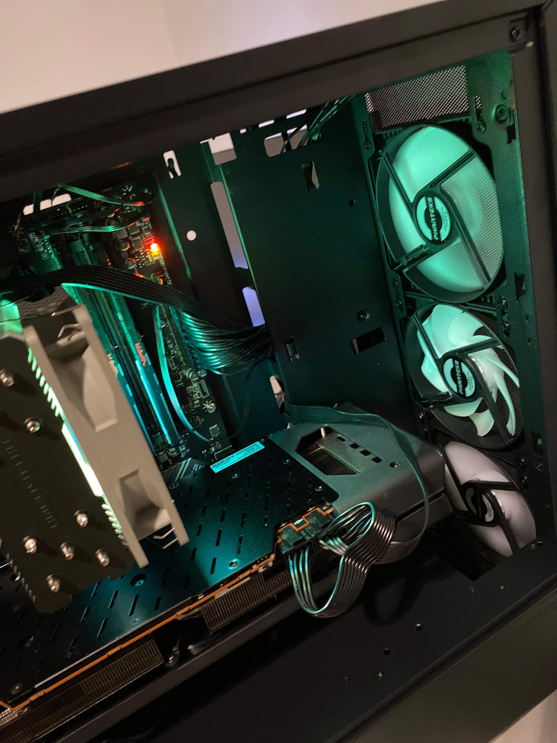 Cpu leuchtet rot ein fan dreht sich nicht und kein display? (PC ...