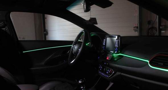 Darf eine Fußboden(innen) - und Ambientebeleuchtung im Auto, während der fahrt leuchten?