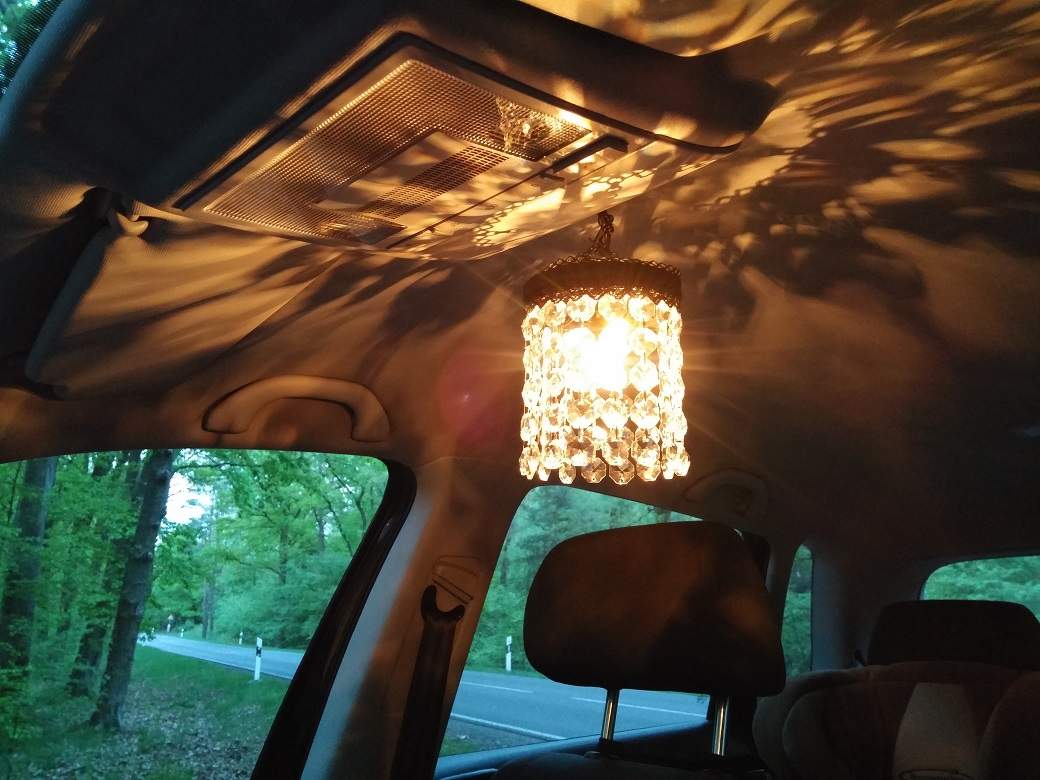 Darf ich für meinen Kronleuchter an der Innenraumbeleuchtung im Auto eine farbige LED mit mehr