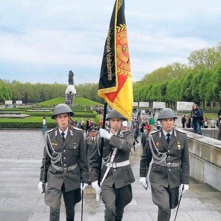 Darf man draußen mit NVA Uniform rumlaufen? (Männer, Mode, Gesetz)