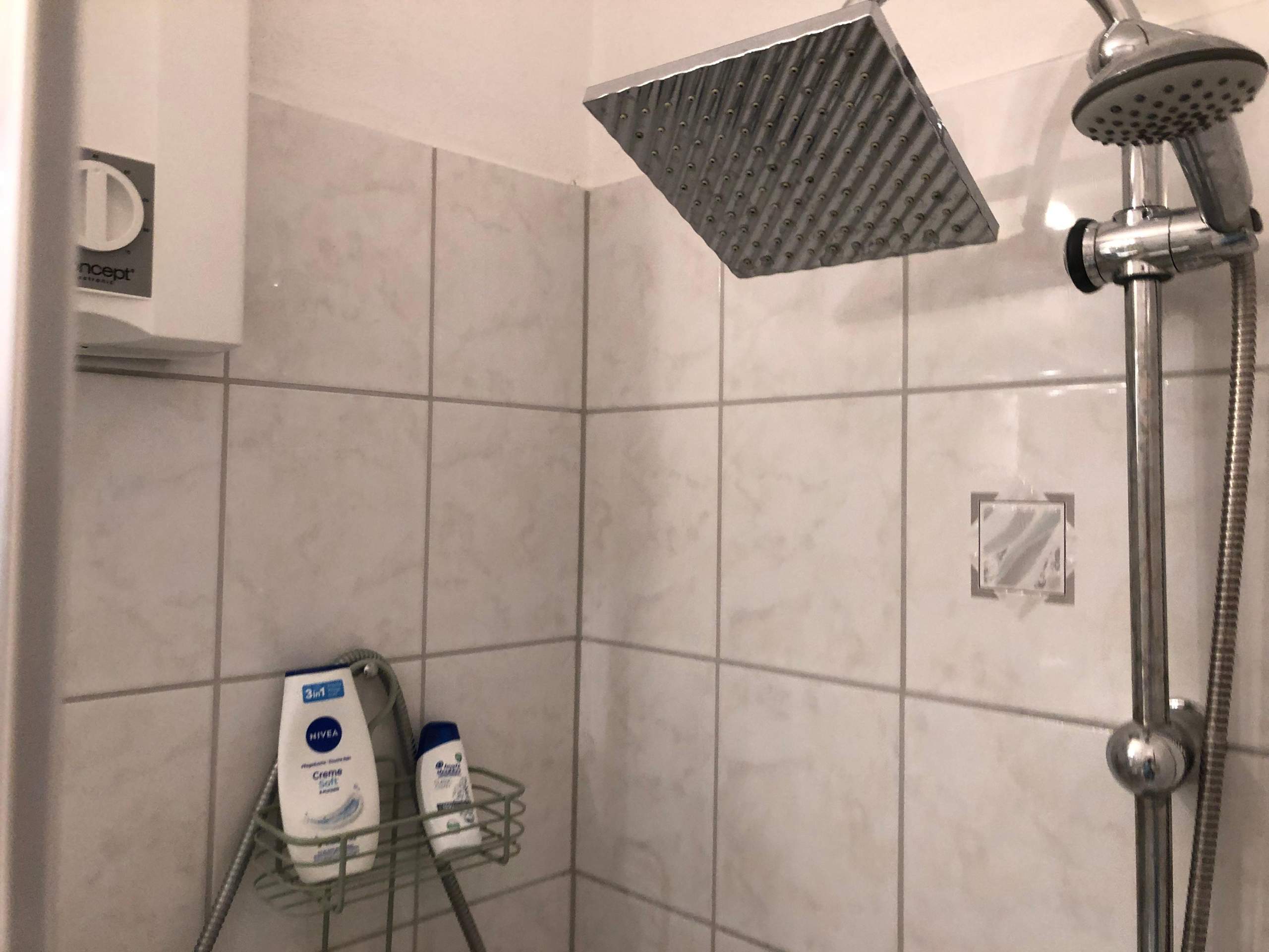 Darf Ein Durchlauferhitzer In Der Dusche Hängen Darf man elektrische Durchlauferhitzer innerhalb einer Duschkabine