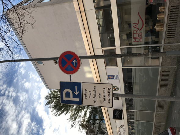 Darf man hier an einem Feiertag kostenlos parken? (Straßenverkehr)