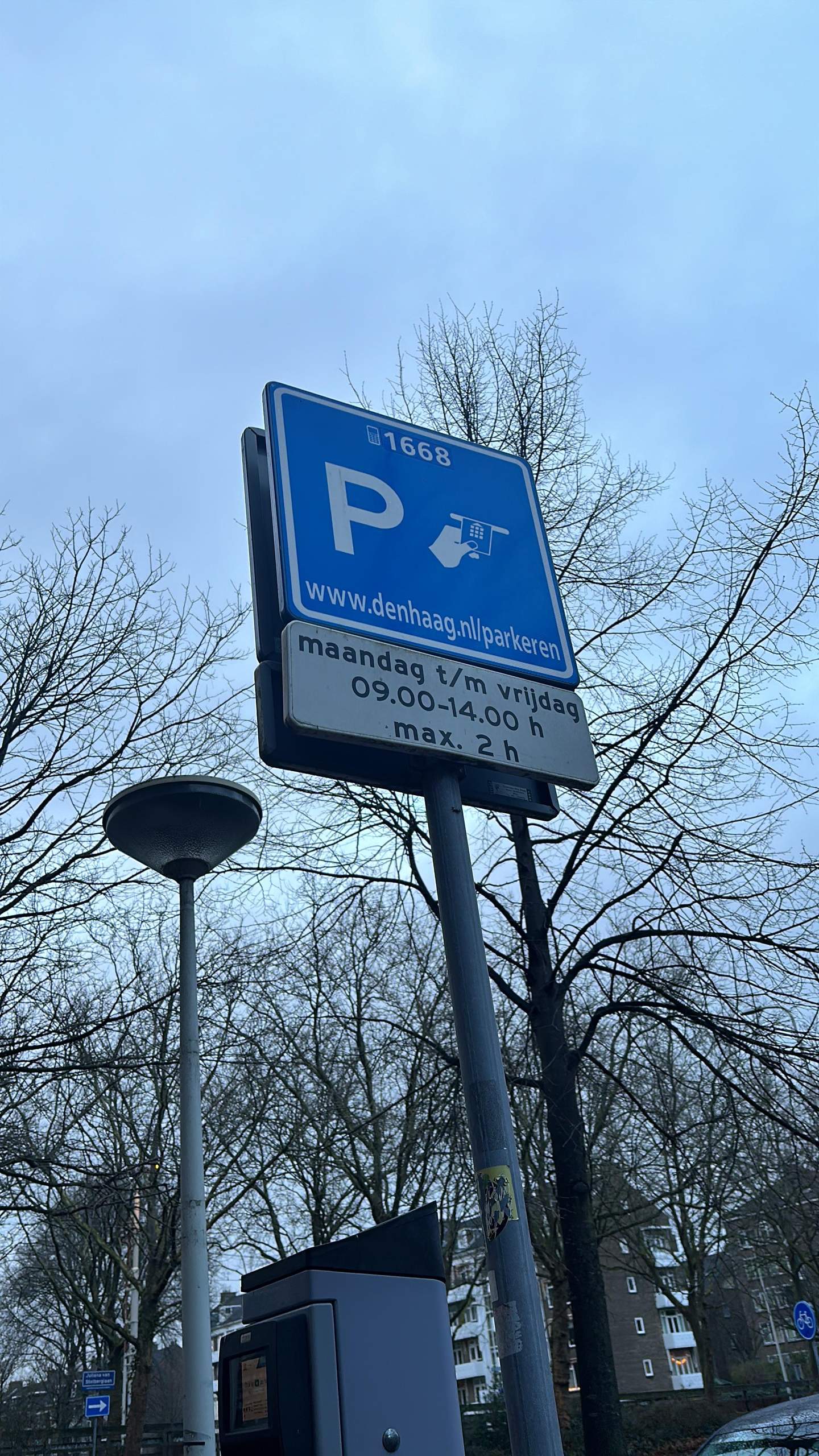 Darf man hier in Den Haag parken gratis? (Auto, Führerschein, Verkehr)