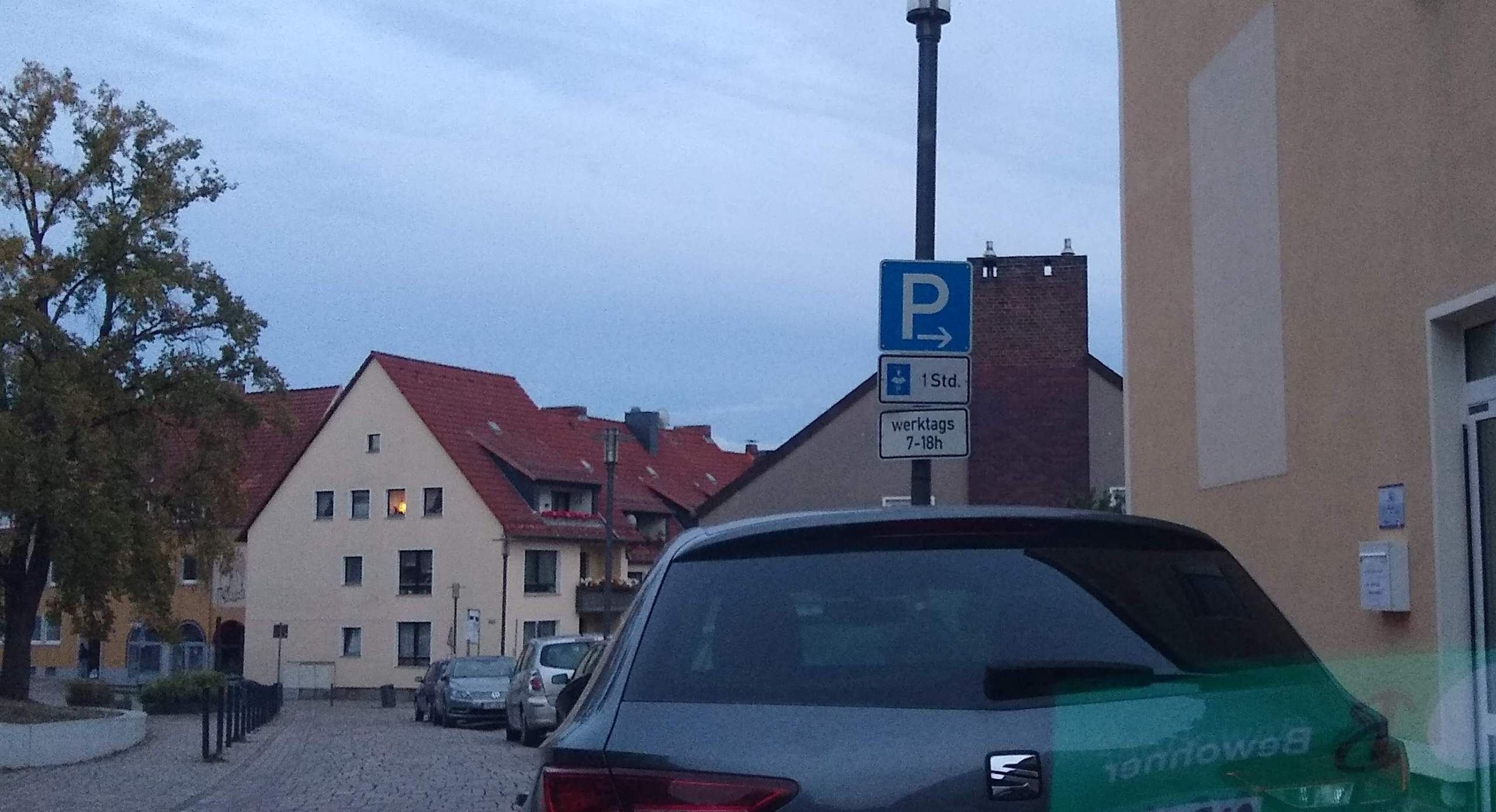 Darf man in einer Spielstraße im zeitlich begrenzten Parkscheibenbereich außerhalb der